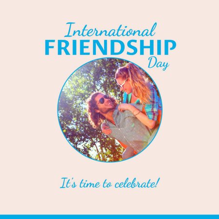 Téléchargez les photos : Journée internationale de l'amitié texte sur gris avec heureux couple caucasien dans un parc ensoleillé. Célébration de l'amitié, il est temps de célébrer la campagne image générée numériquement. - en image libre de droit
