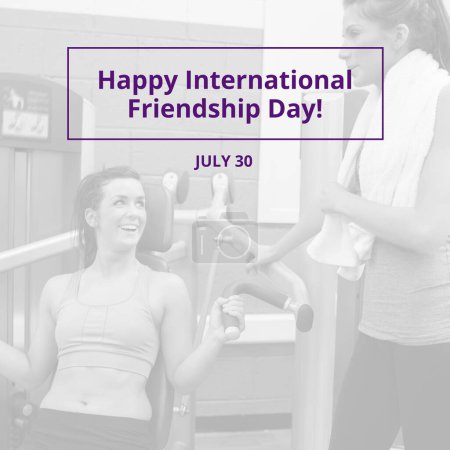 Téléchargez les photos : Joyeuse journée internationale de l'amitié texte en violet sur les heureuses amies caucasiennes à la salle de gym. Célébration de l'amitié et campagne d'appréciation image générée numériquement. - en image libre de droit