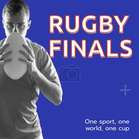 Foto de Texto final de rugby en blanco sobre azul con jugador de rugby masculino caucásico sosteniendo la pelota. Promoción de juegos de liga deportiva, un deporte, un mundo, una campaña de copa, imagen generada digitalmente. - Imagen libre de derechos