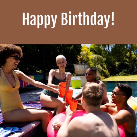 Téléchargez les photos : Composite de texte joyeux anniversaire sur heureux amis divers avec des boissons à la fête de la piscine. Fête, anniversaire et concept de célébration image générée numériquement. - en image libre de droit