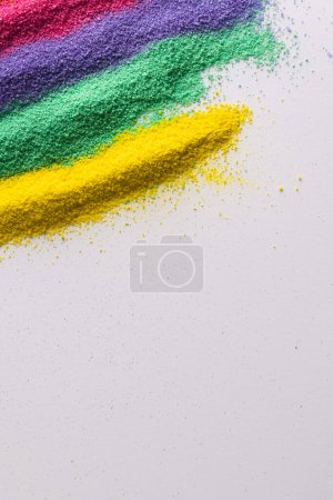 Foto de Primer plano de rayas de arena multicolor y espacio de copia sobre fondo blanco. Arena, textura, movimiento, forma y concepto de color. - Imagen libre de derechos