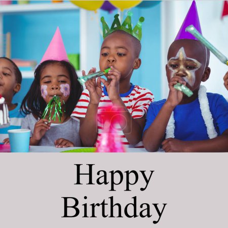 Téléchargez les photos : Composite de texte joyeux anniversaire sur les enfants heureux et diversifiés à la fête d'anniversaire. Fête, anniversaire et concept de célébration image générée numériquement. - en image libre de droit