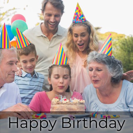 Téléchargez les photos : Composite de texte joyeux anniversaire sur la famille caucasienne heureuse dans les chapeaux de fête à la fête d'anniversaire. Fête, anniversaire et concept de célébration image générée numériquement. - en image libre de droit
