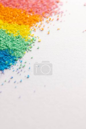 Foto de Primer plano de rayas de arena de color arco iris y espacio de copia sobre fondo blanco. Arena, textura, movimiento, forma y concepto de color. - Imagen libre de derechos
