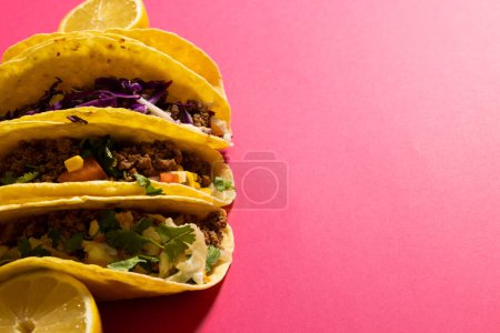 Téléchargez les photos : Vue grand angle des tacos avec des tranches de citron sur fond rose, espace de copie. légumes, viande, tortilla, aliments, concept alimentaire frais et mexicain. - en image libre de droit