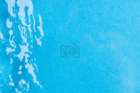 Téléchargez les photos : Gros plan des ondulations d'eau et des vagues avec espace de copie sur fond bleu. Concept eau, liquide et couleur. - en image libre de droit