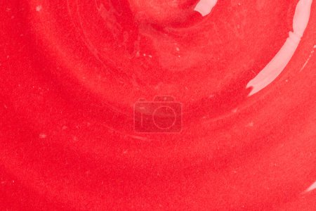 Foto de Primer plano de ondulaciones y olas de agua con espacio para copiar sobre fondo rojo. Concepto de agua, líquido y color. - Imagen libre de derechos