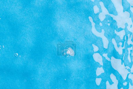 Téléchargez les photos : Gros plan des ondulations d'eau et des vagues avec espace de copie sur fond bleu. Concept eau, liquide et couleur. - en image libre de droit