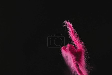 Foto de Primer plano de arena rosa lanzada al aire y copia el espacio sobre fondo negro. Tiempo, cronometraje, forma y concepto de color. - Imagen libre de derechos