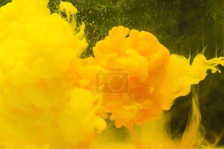 Foto de Primer plano de tinta amarilla brillante en agua con espacio de copia sobre fondo negro. Concepto de tinta, líquido, forma y color. - Imagen libre de derechos