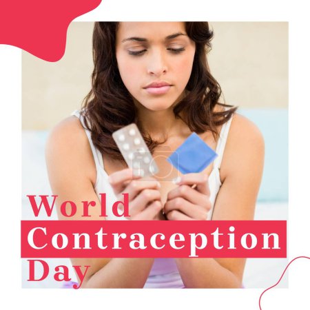 Téléchargez les photos : Journée mondiale de la contraception texte sur femme biraciale réfléchie tenant des pilules contraceptives et préservatif. Campagne mondiale de sensibilisation et de promotion à la contraception image générée numériquement. - en image libre de droit
