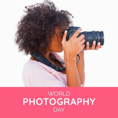 Téléchargez les photos : Journée mondiale de la photographie texte sur rose sur femme biraciale aux cheveux bouclés à l'aide d'un appareil photo. Célébration mondiale de la campagne photographique, image générée numériquement. - en image libre de droit