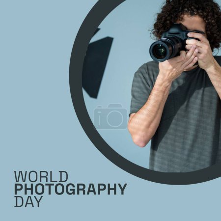 Téléchargez les photos : Journée mondiale de la photographie texte sur le bleu avec l'homme caucasien en utilisant un appareil photo en studio. Célébration mondiale de la campagne photographique, image générée numériquement. - en image libre de droit