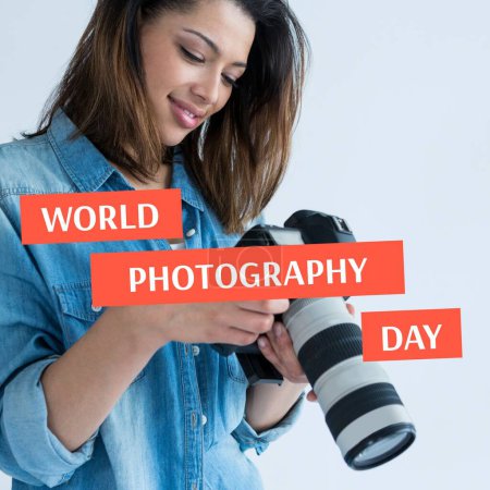 Foto de Texto del día mundial de la fotografía en rojo sobre la mujer birracial feliz mirando a la cámara. Celebración global de la campaña fotográfica, imagen generada digitalmente. - Imagen libre de derechos