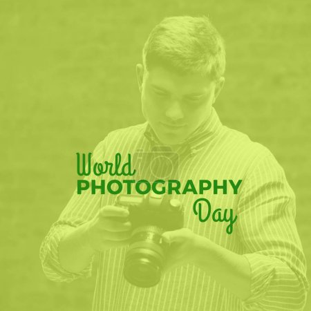 Téléchargez les photos : Journée mondiale de la photographie texte sur le vert avec l'homme caucasien heureux regardant l'appareil photo en arrière. Célébration mondiale de la campagne photographique, image générée numériquement. - en image libre de droit
