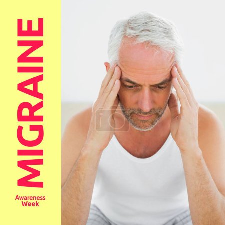 Téléchargez les photos : Semaine de sensibilisation à la migraine texte en rouge sur jaune au-dessus d'un homme caucasien âgé tenant la tête dans la douleur. Migraine, maux de tête, campagne de sensibilisation à la gestion médicale et sanitaire, image générée numériquement. - en image libre de droit