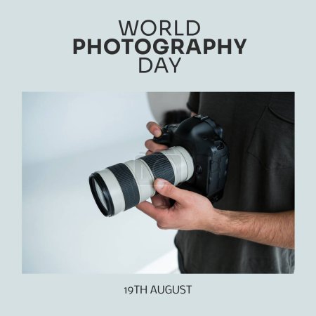 Téléchargez les photos : Journée mondiale de la photographie texte et date sur le gris avec le milieu de l'homme caucasien tenant l'appareil photo. Célébration mondiale de la campagne photographique, image générée numériquement. - en image libre de droit