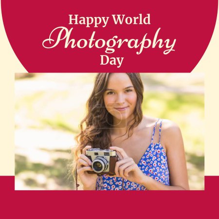 Téléchargez les photos : Joyeux texte de la journée mondiale de la photographie sur le rouge avec une femme caucasienne heureuse tenant l'appareil photo au soleil. Célébration mondiale de la promotion de la photographie, cliquez sur les moments précieux campagne, image générée numériquement. - en image libre de droit