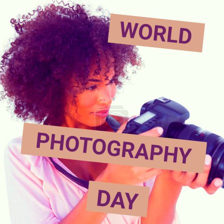 Téléchargez les photos : Journée mondiale de la photographie texte sur brun sur femme biraciale heureuse regardant l'appareil photo en arrière. Célébration mondiale de la campagne photographique, image générée numériquement. - en image libre de droit