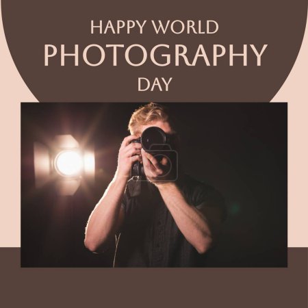 Téléchargez les photos : Joyeux texte de la journée mondiale de la photographie sur brun avec un homme caucasien utilisant un appareil photo en studio. Campagne mondiale de promotion de la photographie, image générée numériquement. - en image libre de droit