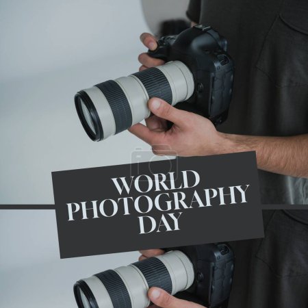 Téléchargez les photos : Journée mondiale de la photographie texte noir sur midsection et les mains d'un homme caucasien tenant un appareil photo. Célébration mondiale de la campagne photographique, image générée numériquement. - en image libre de droit
