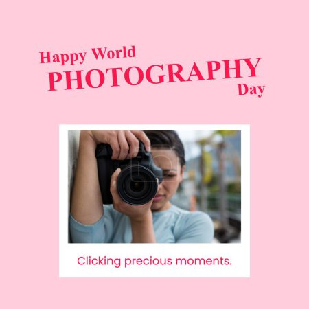 Téléchargez les photos : Happy world photography day texte en rouge avec une femme biraciale utilisant un appareil photo à l'extérieur. Célébration mondiale de la promotion de la photographie, cliquez sur les moments précieux campagne, image générée numériquement. - en image libre de droit