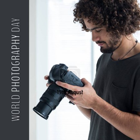 Téléchargez les photos : Journée mondiale de la photographie texte sur le noir et date sur l'homme caucasien heureux regardant l'appareil photo en arrière. Célébration mondiale de la campagne photographique, image générée numériquement. - en image libre de droit
