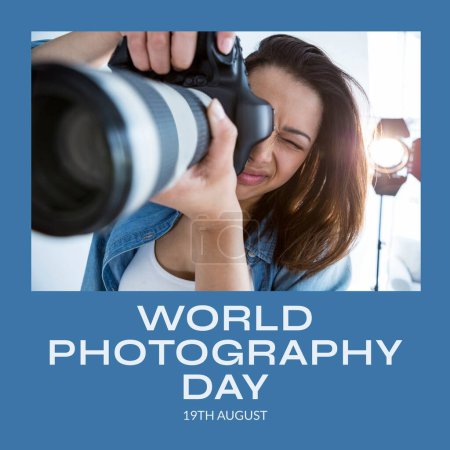 Foto de Día mundial de la fotografía texto y fecha en azul con la mujer biracial utilizando la cámara en el estudio. Celebración global de la campaña fotográfica, imagen generada digitalmente. - Imagen libre de derechos
