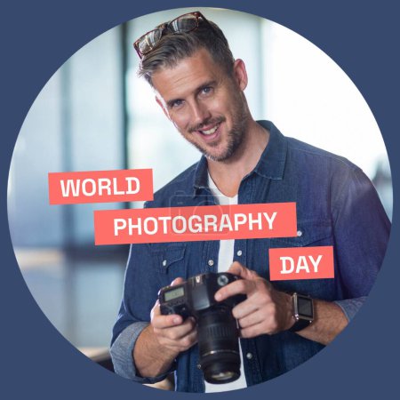 Téléchargez les photos : Journée mondiale de la photographie texte sur rouge sur homme caucasien heureux tenant appareil photo. Célébration mondiale de la campagne photographique, image générée numériquement. - en image libre de droit