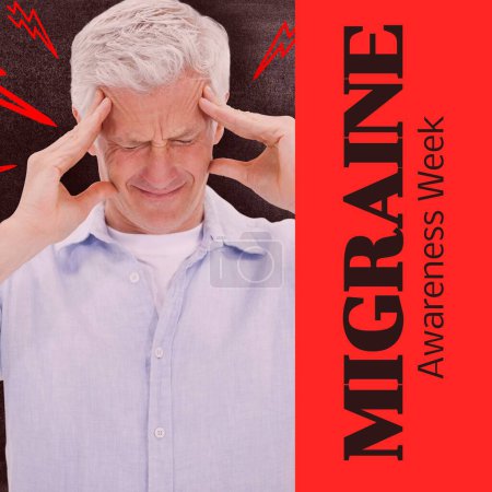 Téléchargez les photos : Texte de la semaine de sensibilisation à la migraine sur le rouge avec un homme caucasien âgé en détresse tenant la tête dans la douleur. Migraine, maux de tête, campagne de sensibilisation à la gestion médicale et sanitaire, image générée numériquement. - en image libre de droit