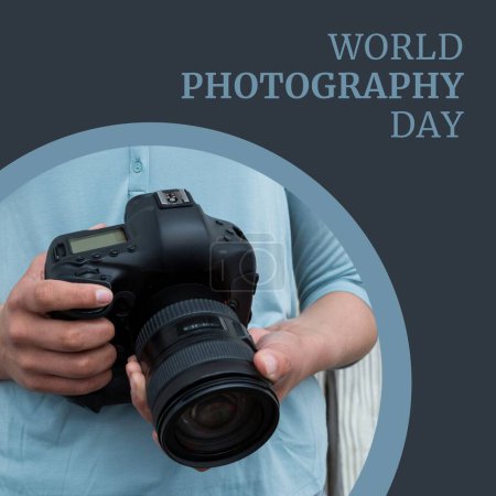 Téléchargez les photos : World photography day text on grey and midsection of biracial man holding camera. Célébration mondiale de la campagne photographique, image générée numériquement. - en image libre de droit