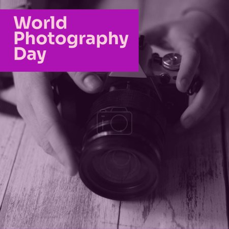Téléchargez les photos : Journée mondiale de la photographie texte en violet sur les mains d'un homme caucasien tenant un appareil photo. Célébration mondiale de la campagne photographique, image générée numériquement. - en image libre de droit