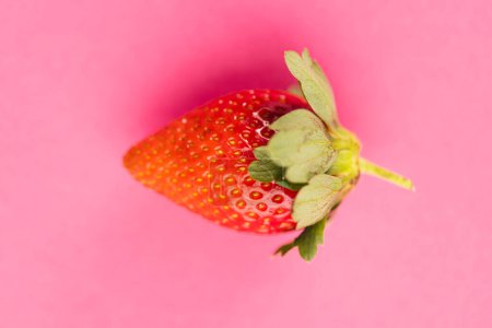 Foto de Cierre de fresa y copiar el espacio en el fondo rosa. Concepto de frutas, bayas, alimentos, frescura y color. - Imagen libre de derechos