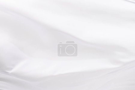 Téléchargez les photos : Gros plan de tissu de soie blanc brillant avec fond d'espace de copie. Texture, tissu, tissu, couleur et matériau. - en image libre de droit