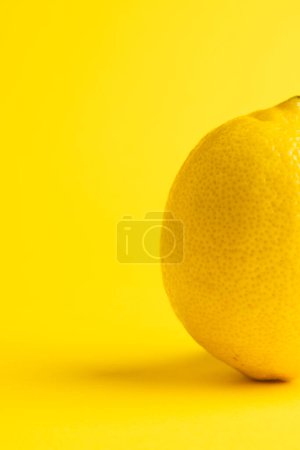 Foto de Cierre de limón y copiar el espacio en el fondo amarillo. Frutas, frutas exóticas, alimentos, frescura y concepto de color. - Imagen libre de derechos