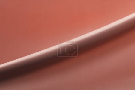 Foto de Primer plano de tela de seda brillante rosa con fondo de espacio de copia. Textura, tela, tela, color y material. - Imagen libre de derechos