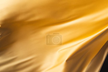 Foto de Primer plano de tela de seda brillante dorado con espacio para copiar. Textura, tela, tela, color y material. - Imagen libre de derechos