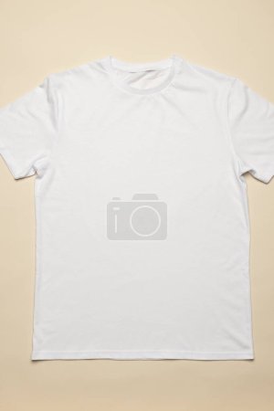 Foto de Primer plano de la disposición plana de la camiseta blanca y el espacio de copia en el fondo amarillo. Moda, ropa, color y concepto de tela. - Imagen libre de derechos