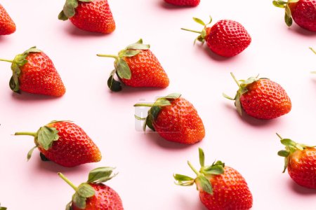 Téléchargez les photos : Gros plan des fraises et copier l'espace sur fond rose. Fruits, baies, aliments, concept de fraîcheur et de couleur. - en image libre de droit