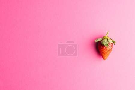 Téléchargez les photos : Gros plan de fraise et copier l'espace sur fond rose. Fruits, baies, aliments, concept de fraîcheur et de couleur. - en image libre de droit