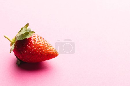 Foto de Cierre de fresa y copiar el espacio en el fondo rosa. Concepto de frutas, bayas, alimentos, frescura y color. - Imagen libre de derechos