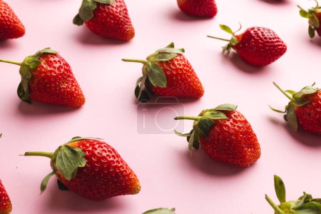 Foto de Cerrar las fresas y copiar el espacio sobre fondo rosa. Concepto de frutas, bayas, alimentos, frescura y color. - Imagen libre de derechos