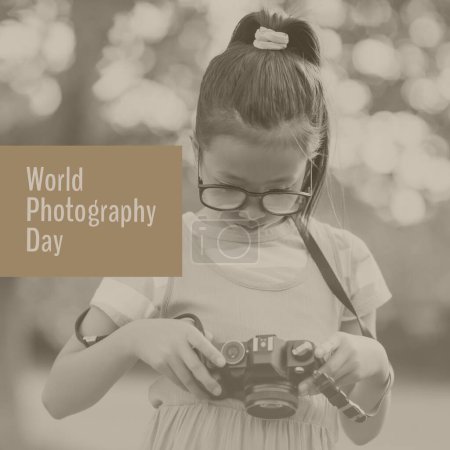Téléchargez les photos : Journée mondiale de la photographie texte sur brun sur fille asiatique en regardant l'appareil photo en arrière. Célébration mondiale de la campagne photographique, image générée numériquement. - en image libre de droit