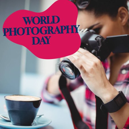 Foto de Texto del día mundial de la fotografía en rojo sobre la mujer biracial utilizando la cámara en el café. Celebración global de la campaña fotográfica, imagen generada digitalmente. - Imagen libre de derechos