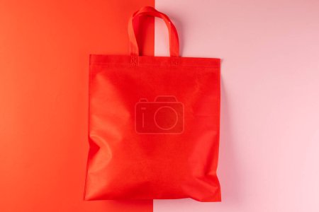 Foto de Bolsa de lona roja con espacio para copiar sobre fondo rosa y rojo. Compras, bolsa, color, tela, textura y concepto de materiales. - Imagen libre de derechos