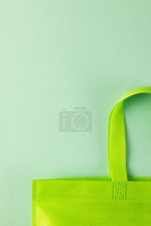 Téléchargez les photos : Gros plan du sac en toile verte avec espace de copie sur fond vert. Shopping, sac, couleur, tissu, texture et matériaux concept. - en image libre de droit