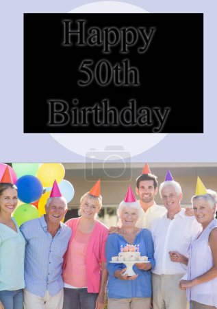 Téléchargez les photos : Composite de texte joyeux 50e anniversaire et les gens caucasiens en chapeaux de fête et gâteau d'anniversaire. Cinquantième anniversaire, fête et concept de célébration image générée numériquement. - en image libre de droit