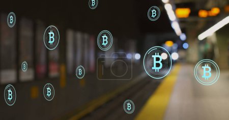 Foto de Imagen de múltiples símbolos bitcoin flotando contra la visión borrosa del tren que llega a una estación. Concepto criptomoneda y tecnología empresarial - Imagen libre de derechos