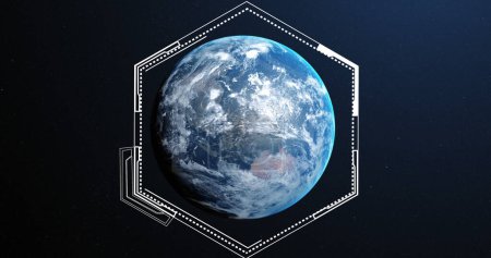 Téléchargez les photos : Image de formes hexagonales sur un globe sur fond bleu. Réseau mondial et concept de technologie d'interface d'affaires - en image libre de droit