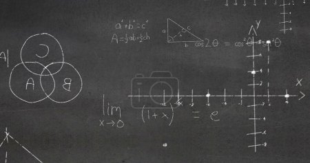 Foto de Imagen de ecuaciones matemáticas, fórmulas y diagramas sobre fondo de pizarra gris. Concepto de escuela y educación - Imagen libre de derechos